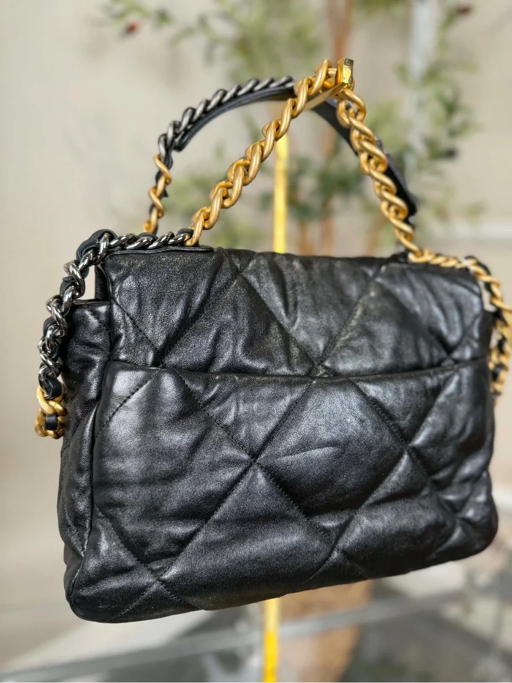 CHANEL Black Quilted Shoulder Bag with Gold Chain CC